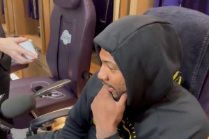 真是条硬汉啊！火箭新援斯玛特：赛中手指脱臼，我直接掰回去了！